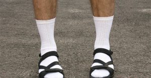 Είναι τα σανδάλια με κάλτσες η απόλυτη τάση; — ΣΚΑΪ (www.skai.gr)